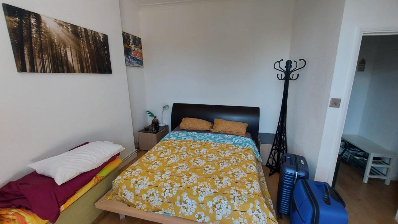 Extra Large One Bedroom Flat With Parking Alojamento de Acomodação e Pequeno-almoço Londres