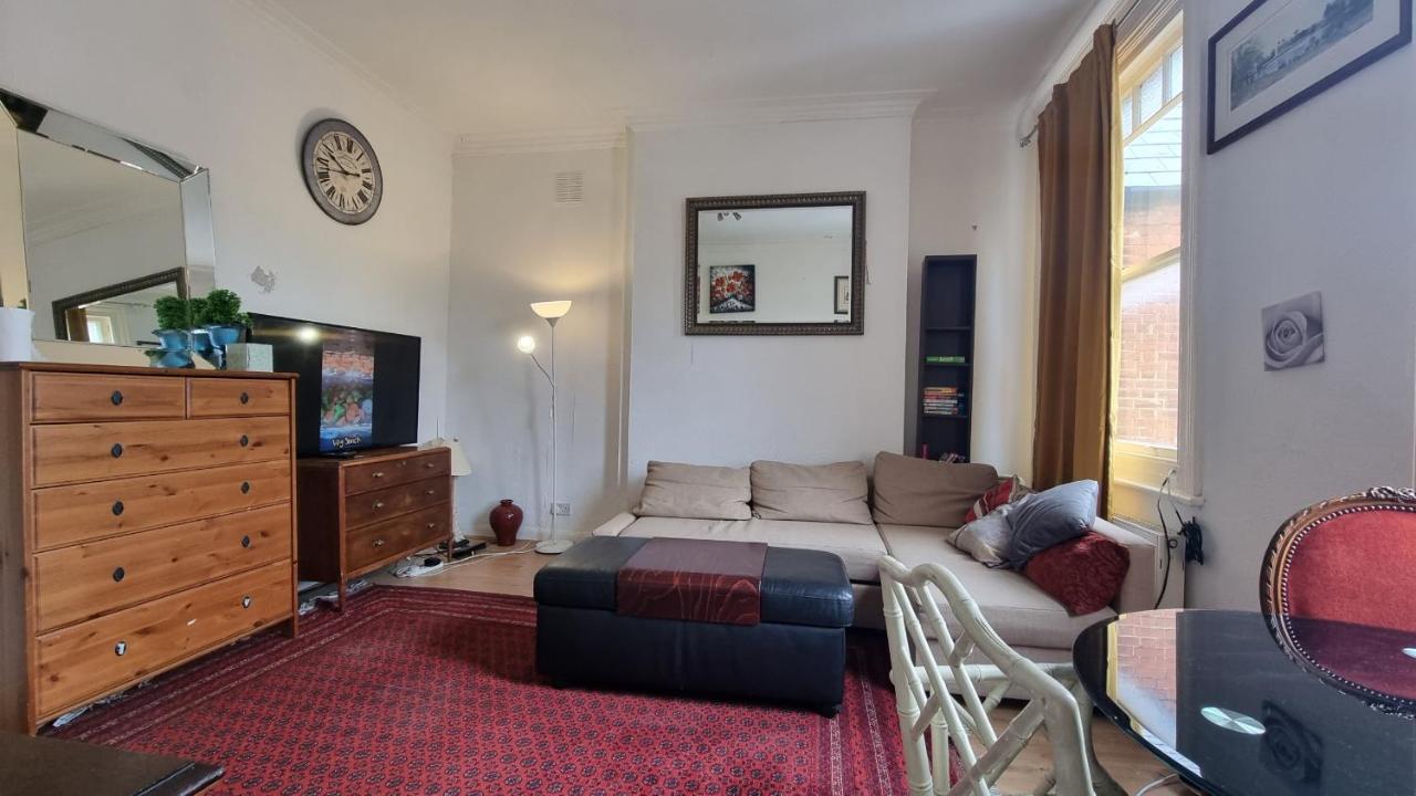 Extra Large One Bedroom Flat With Parking Alojamento de Acomodação e Pequeno-almoço *